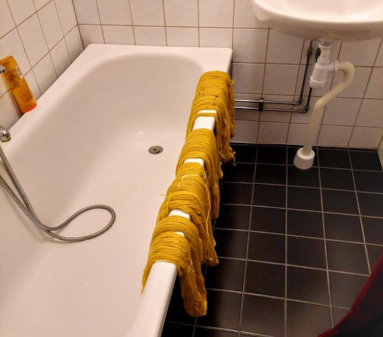 Du kan hänga härvor på badkarskanten för att torka.